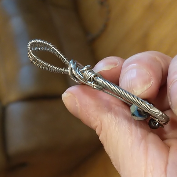 NWT Beautiful Handcrafted Feather Pendant - Picture 3 of 3